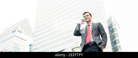 Homme d'affaires appelant sur téléphone mobile dans la ville - panoramique bannière web Banque D'Images