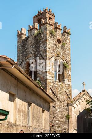 Ancien clocher en pierre dans le village de Toscane Mommio Castello, province de Lucques, Italie Banque D'Images