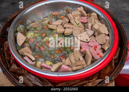 Poisson et plat à viande dans un grand bol. Cuisine de rue du Vietnam. Cuisine vietnamienne traditionnelle. Cuisine nationale à l'allure étrange. Streetfood dans la ville asiatique. Vietnam Banque D'Images