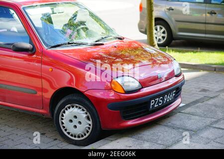 POZNAN, POLOGNE - 15 juillet 2017 : devant une voiture Fiat Seicento rouge garée sur une place de stationnement Banque D'Images