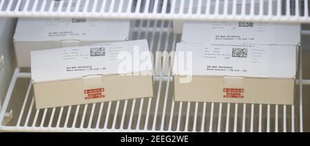 Boîtes du vaccin BioNTech/Pfizer Covid-19 dans un réfrigérateur du centre de soins primaires de Waterford, dans le comté de Waterford, en Irlande du Sud-est. Date de la photo: Mardi 16 février 2021. Banque D'Images