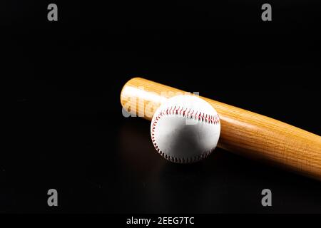 Équipement de jeu de baseball sur fond noir foncé Banque D'Images