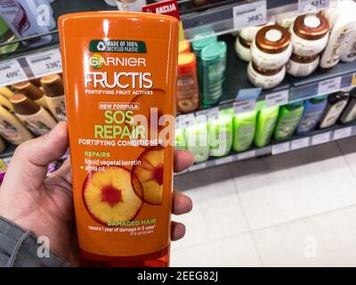 BELGRADE, SERBIE - 8 FÉVRIER 2021 : produits de fructisme Garnier, spray de réparation des cheveux et après-shampooing en vente. Garnier est un cosmétique et beau Banque D'Images