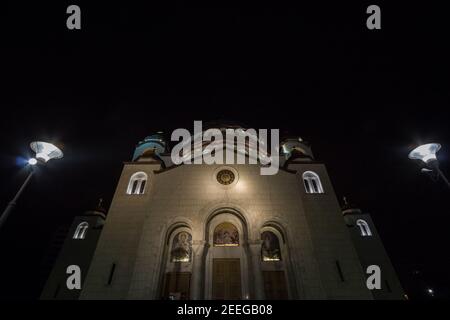 Temple de la cathédrale Saint-Sava (Hram Svetog Save) dans la soirée vu de l'extérieur. Cette église orthodoxe est l'un des principaux monuments de la capitale Banque D'Images