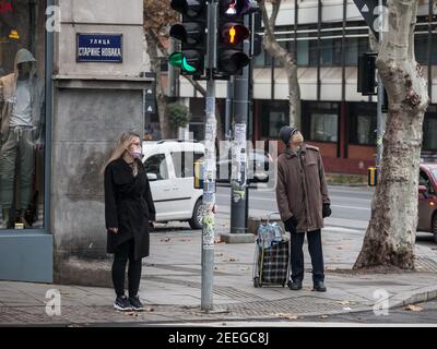 BELGRADE, SERBIE - 29 NOVEMBRE 2020 : vieil homme attendant dans une rue de Belgrade avec masque facial équipement de protection sur le coronavirus Covid 19 crise suivante Banque D'Images