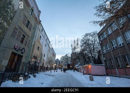 BELGRADE, SERBIE - 27 JANVIER 2019 : rue Skadarlija (également connue sous le nom de Skadarska) en hiver sous la neige avec ses cafés pavés typiques Banque D'Images