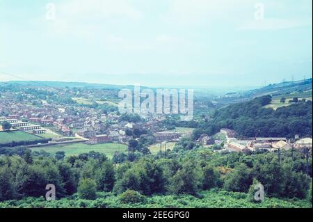 1977- Deepcar Sheffield - Deepcar ville de Wharncliffe bois avec Genefax - G R-Stein brickworks monolithics division en bas Tournez à droite sur la gare Deepcar Sheffield South Yorkshire England GB Royaume-Uni Europe Banque D'Images