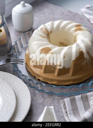 Pudding. Fromage cottage, café, dessert au chocolat. Gelée. Gâteau blanc sur la table. Le pudding sucré est rond avec un trou au centre. La vie est encore en cours Banque D'Images