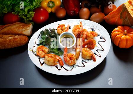 Haute cuisine, grandes crevettes avec sauce Banque D'Images