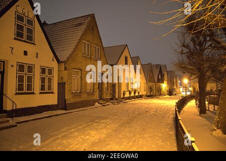 Schleswig, Allemagne, le 15 février 2021, le lieu de pêche Holm dans la vieille ville de Schleswig avec le cimetière central et la chapelle de cimetière du Holm populaire. Photo sur une belle soirée d'hiver avec de la neige fraîche. Le nom du règlement est basé sur le mot Holm en allemand du Nord ou en danois. C'est une petite île. | utilisation dans le monde entier Banque D'Images