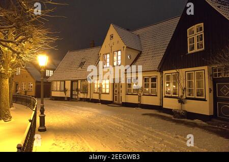 Schleswig, Allemagne, le 15 février 2021, le lieu de pêche Holm dans la vieille ville de Schleswig avec le cimetière central et la chapelle de cimetière du Holm populaire. Photo sur une belle soirée d'hiver avec de la neige fraîche. Le nom du règlement est basé sur le mot Holm en allemand du Nord ou en danois. C'est une petite île. | utilisation dans le monde entier Banque D'Images