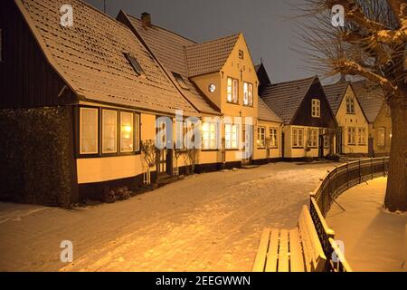 Schleswig, Allemagne, le 15 février 2021, le lieu de pêche Holm dans la vieille ville de Schleswig avec le cimetière central et la chapelle de cimetière du Holm populaire. Photo sur une belle soirée d'hiver avec de la neige fraîche. Le nom du règlement est basé sur le mot Holm en allemand du Nord ou en danois. C'est une petite île. | utilisation dans le monde entier Banque D'Images