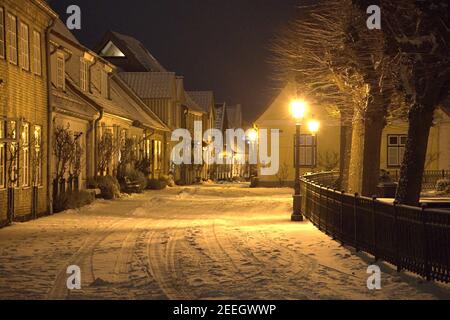 Schleswig, Allemagne, le 15 février 2021, le lieu de pêche Holm dans la vieille ville de Schleswig avec le cimetière central et la chapelle de cimetière du Holm populaire. Photo sur une belle soirée d'hiver avec de la neige fraîche. Le nom du règlement est basé sur le mot Holm en allemand du Nord ou en danois. C'est une petite île. | utilisation dans le monde entier Banque D'Images