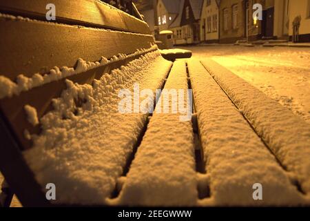 Schleswig, Allemagne, le 15 février 2021, le lieu de pêche Holm dans la vieille ville de Schleswig avec le cimetière central et la chapelle de cimetière du Holm populaire. Photo sur une belle soirée d'hiver avec de la neige fraîche. Le nom du règlement est basé sur le mot Holm en allemand du Nord ou en danois. C'est une petite île. | utilisation dans le monde entier Banque D'Images