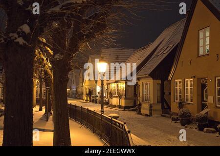 Schleswig, Allemagne, le 15 février 2021, le lieu de pêche Holm dans la vieille ville de Schleswig avec le cimetière central et la chapelle de cimetière du Holm populaire. Photo sur une belle soirée d'hiver avec de la neige fraîche. Le nom du règlement est basé sur le mot Holm en allemand du Nord ou en danois. C'est une petite île. | utilisation dans le monde entier Banque D'Images