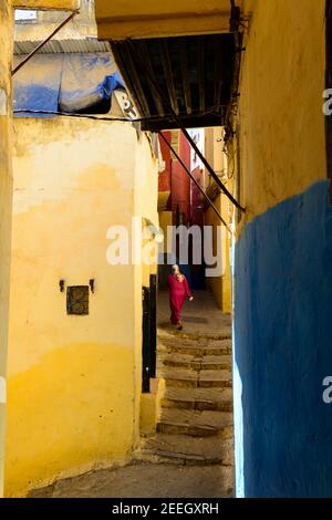 Une des ruelles étroites avec des murs peints dans la médina de Tanger, au Maroc. Banque D'Images