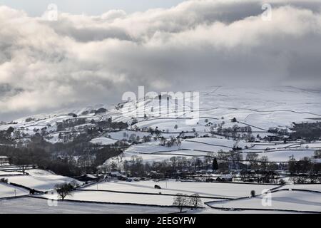 Harter Fell et Kirkcarrion vus de Whistle Crag en hiver, Middleton-in-Teesdale, Teesdale, comté de Durham, Royaume-Uni Banque D'Images