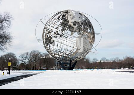 Une vue inhabituelle de la Unisphere dans le Queens sans âme autour. Parc Corona de Flushing Meadows le 11 février 2021. Banque D'Images