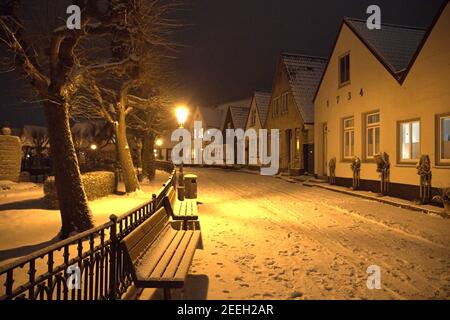 Schleswig, Allemagne, le 15 février 2021, le lieu de pêche Holm dans la vieille ville de Schleswig avec le cimetière central et la chapelle de cimetière du Holm populaire. Photo sur une belle soirée d'hiver avec de la neige fraîche. Le nom du règlement est basé sur le mot Holm en allemand du Nord ou en danois. C'est une petite île. | utilisation dans le monde entier Banque D'Images