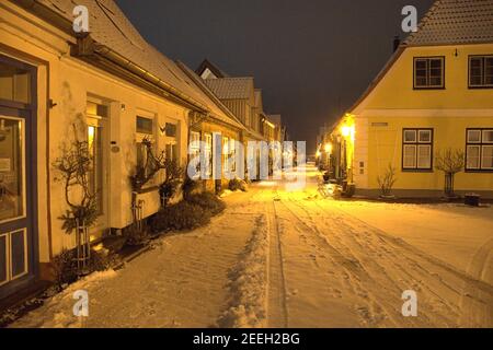 Schleswig, Allemagne, le 15 février 2021, le lieu de pêche Holm dans la vieille ville de Schleswig avec le cimetière central et la chapelle de cimetière du Holm populaire. Photo sur une belle soirée d'hiver avec de la neige fraîche. Le nom du règlement est basé sur le mot Holm en allemand du Nord ou en danois. C'est une petite île. | utilisation dans le monde entier Banque D'Images