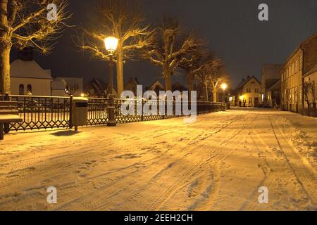 Schleswig, Allemagne, le 15 février 2021, le lieu de pêche Holm dans la vieille ville de Schleswig avec le cimetière central et la chapelle de cimetière du Holm populaire. Photo sur une belle soirée d'hiver avec de la neige fraîche. Le nom du règlement est basé sur le mot Holm en allemand du Nord ou en danois. C'est une petite île. | utilisation dans le monde entier Banque D'Images