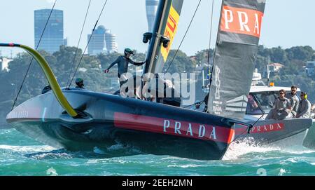 Auckland, Nouvelle-Zélande, le 13 février 2021 - l'équipe italienne Luna Rossa Prada Pirelli, co-helmée par Francesco Bruni et Jimmy Spithill, se préparent à lâcher leurs voiles après avoir battu le Britannia de l'INEOS Team UK, avec Sir Ben Ainslie, après la deuxième course de la finale de la coupe Prada sur le port Waitemata d'Auckland. L'équipe italienne a remporté les deux courses. Crédit : Rob Taggart/Alamy Banque D'Images