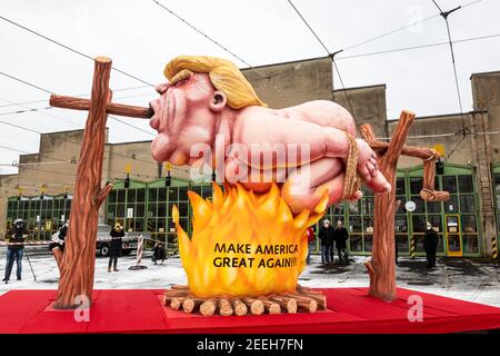 Donald Trump sur un rôti de crache - se moquant de sa devise MAGA - rendre l'Amérique à nouveau Grand. Les chars de carnaval créés par l'artiste allemand Jacques Tilly ont été présentés et exposés plus tard dans tout Dusseldorf alors que le défilé de carnaval principal a été annulé en raison de la pandémie du coronavirus. Banque D'Images