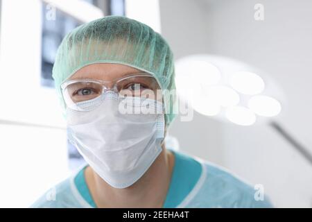 Portrait d'un médecin de sexe masculin en costume chirurgical dans la salle d'opération Banque D'Images