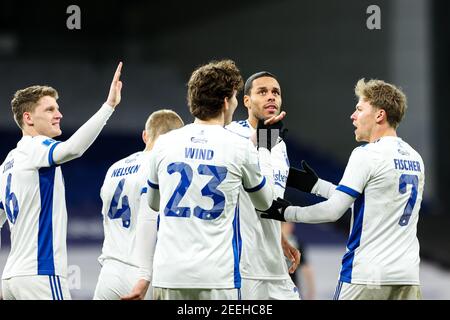 Copenhague, Danemark. 15 février 2021. Jonas Wind (23) du FC Copenhagen marque une pénalité et est félicité par son coéquipier Mathias Zanka Joergensen (25) lors du match 3F Superliga entre le FC Copenhagen et SoenderjyskE à Parken, Copenhague. (Crédit photo : Gonzales photo/Alamy Live News Banque D'Images