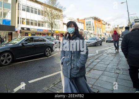 Londres-février 2021 : scène de rue Ealing Broadway avec des gens portant des masques pendant le confinement de Covid 19 Banque D'Images