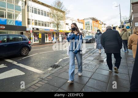 Londres-février 2021 : scène de rue Ealing Broadway avec des gens portant des masques pendant le confinement de Covid 19 Banque D'Images