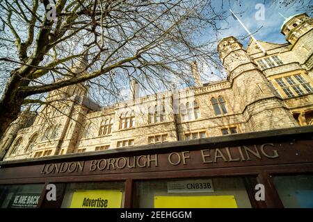 LONDRES- février 2021: Ealing Town Hall sur New Broadway dans l'ouest de Londres, un bâtiment du gouvernement local Banque D'Images