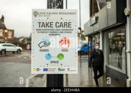 Londres- février 2021 : panneau d'information Covid 19 sur la rue à Ealing ouest de Londres Banque D'Images