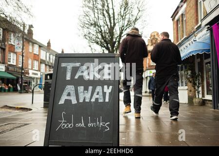 Londres- février 2021 : Pitshanger Lane, une rue de banlieue de boutiques et de maisons à Ealing, à l'ouest de Londres Banque D'Images