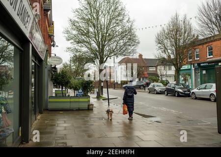 Londres- février 2021 : Pitshanger Lane, une rue de banlieue de boutiques et de maisons à Ealing, à l'ouest de Londres Banque D'Images