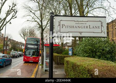 Londres- février 2021 : Pitshanger Lane, une rue de banlieue de boutiques et de maisons à Ealing, à l'ouest de Londres Banque D'Images