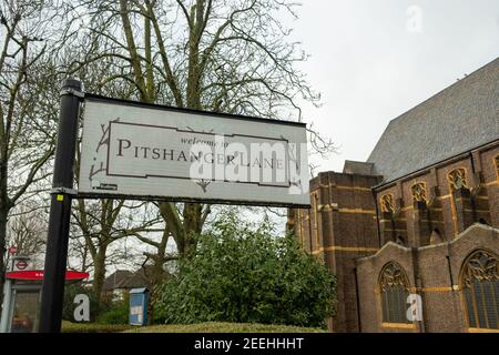 Londres- février 2021 : Pitshanger Lane, une rue de banlieue de boutiques et de maisons à Ealing, à l'ouest de Londres Banque D'Images