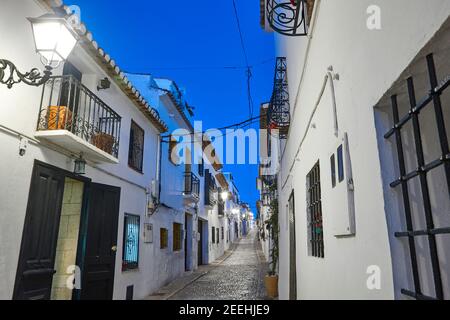 Village méditerranéen espagnol d'Altea. Façades blanches pittoresques de nuit Banque D'Images