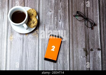 Un téléphone portable ou mobile posé sur un bois Tableau avec l'application BBC radio 2 ouverte à l'écran Banque D'Images