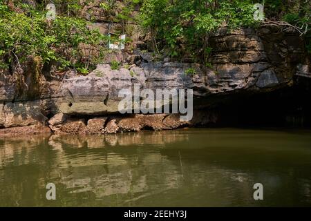 Grotte de crocodile sur l'île de langkawi. Point touristique, rocher sous la forme d'une tête de crocodile. Banque D'Images