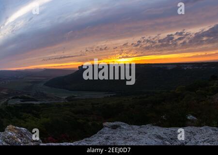 Coucher de soleil orange dans les montagnes. Paysage d'été. Falaise, haute altitude, personne. De beaux rayons lumineux éclairent la vallée. S Banque D'Images