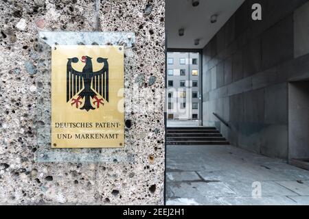 MUNICH, ALLEMAGNE - 15 février 2021 : un signe de l'Office allemand des brevets à Munich. C'est là que les entreprises enregistrent leurs droits de marque Banque D'Images