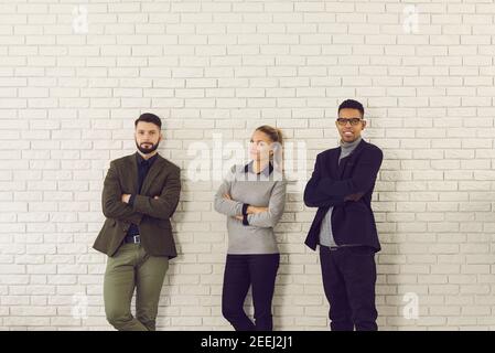 Portrait de groupe de jeunes confiants et divers collègues ou gestionnaires d'entreprise au bureau Banque D'Images