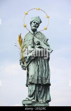 Photo verticale de la statue de Jean de Nepomuk à Prague, République tchèque Banque D'Images