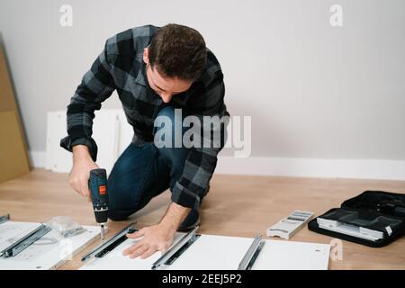 Portrait de l'homme assemblant des meubles. Faites-le vous-même assemblage de meubles. Banque D'Images