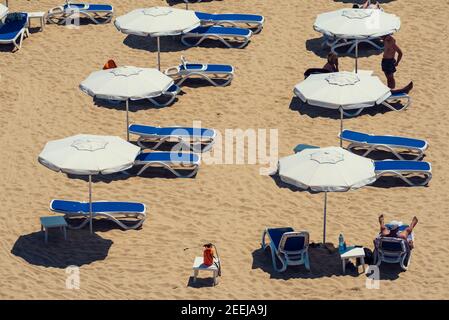 Bulgarie, Sunny Beach, 04 juillet 2020: Plage vide avec peu de touristes pendant la première ouverture après le premier confinement en raison de la pandémie de Covid-19 Banque D'Images