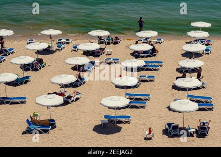 Bulgarie, Sunny Beach, 04 juillet 2020: Plage avec peu de personnes à distance sociale pendant la première ouverture après le premier verrouillage dû à la pande Covid-19 Banque D'Images