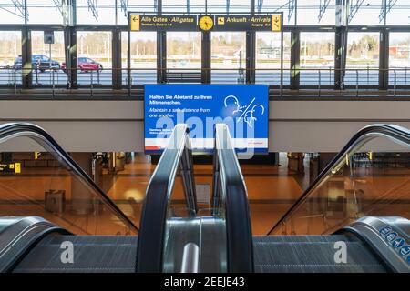 Message aux passagers qui entrent dans la station de S-bahn de l'aéroport de Hambourg, de maintenir une distance, en raison de l'épidémie de Covid-19 Banque D'Images