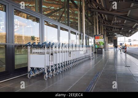 Chariots empilés devant le terminal des départs de l'aéroport de Hambourg, non utilisés à cause du Covid-19 Banque D'Images