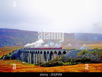 8F no 48151 en direction nord sur Ribblehead Viaduct, installez-vous à Carlil Railway, Angleterre Banque D'Images